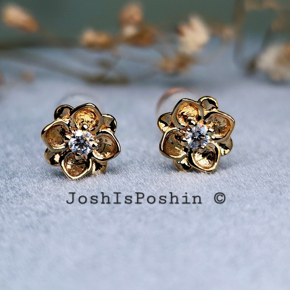 Solid 10K gold Diamond flower shaped stud earrings